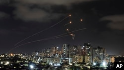 Mfumo wa ulinzi wa makombora wa Iron Dome wa Israel unafyatua viunga kwenye roketi zilizorushwa kutoka Ukanda wa Gaza, huko Ashkelon, kusini mwa Israel. Jumamosi, Mei 13, 2023. (AP)

