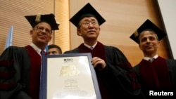 بان کی مون پس از دریافت مدال افتخاری جرج وایز در دانشگاه تل آویو.