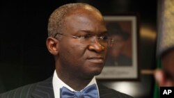 Mr. Babatunde Fashola, ministan makamashi da ayyuka da samar da gidaje (Ma'aikatarsa ce ke da hakin gina hanyoyi tare da kula dasu)