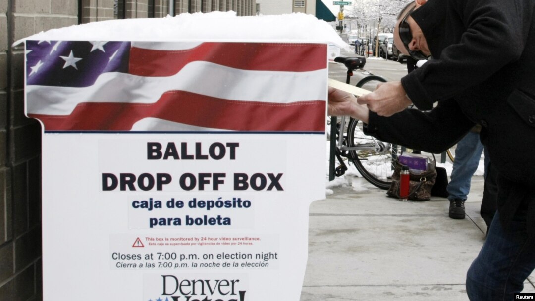 Seorang warga di Denver, Colorado, memasukkan kertas suara pada pemilu yang diadakan lebih awal (25/10). (Reuters/Rick Wilking)