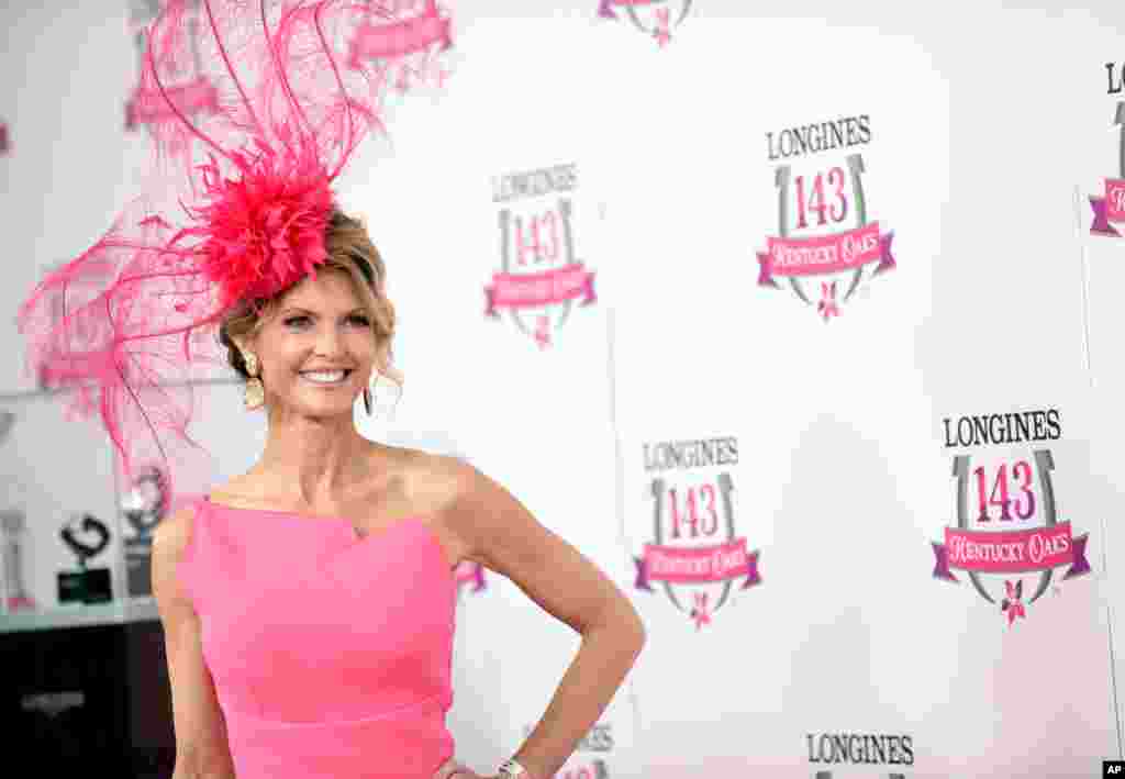 Krista Rosenberg, fituesja e konkursit të modës në Kentucky Derby.
