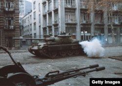 მოსკოვის მიერ პუტჩისტებისთვის გადაცემული T-55 ტიპის საბჭოთა ტანკი, რუსთაველის გამზირზე, 1992 წლის იანვარი