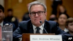 Andrew Wheeler tiba untuk memberikan kesaksian di depan Komite Lingkungan Hidup dan Pekerjaan Umum untuk pengangkatan sebagai kepala Badann Perlindungan Lingkungan Hidup (EPA) di Capitol Hill di Washington, 16 Januari 2019.