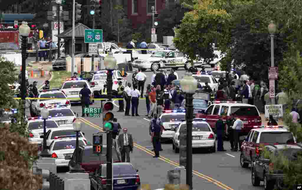 Kerumunan aparat di luar gedung Senat, Russel Building, dekat gedung Mahkamah Agung, di kompleks Capitol Hill.