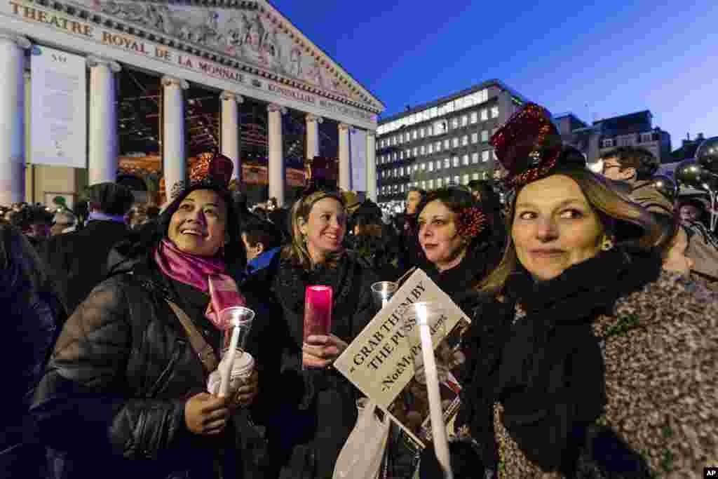 Warga Brussels, Belgia, memegang lilin dalam protes untuk solidaritas terhadap demonstran Women&#39;s March di Washington (21/1).&nbsp;(AP/Geert Vanden Wijngaert)