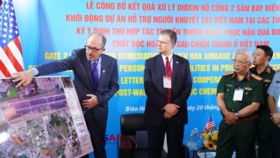 Đại sứ Mỹ Daniel Kritenbrink và Thứ trưởng Bộ Quốc phòng Nguyễn Chí Vịnh tại buổi lễ công bố kết quả làm sạch dioxin tại sân bay Biên Hoà và các khu vực xung quanh.