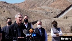 Pemimpin Minoritas di DPR AS, Kevin McCarthy, memberi keterangan pers saat lawatan ke perbatasan AS-Meksiko di El Paso, Texas, 15 Maret 2021. 