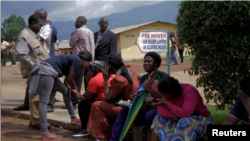 Padres de los jóvenes secuestrados, esperando a sus hijos, en Bamenda, Camerún, el martes 6 de noviembre de 2018.