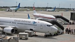 FILE - Pesawat Garuda Indonesia di apron Terminal 3 Bandara Internasional Soekarno-Hatta di Tangerang, 28 April 2017. (Dita Alangkara/AP)