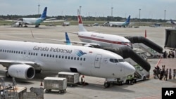 FILE - Pesawat Garuda Indonesia di apron Terminal 3 Bandara Internasional Soekarno-Hatta di Tangerang, 28 April 2017. (Dita Alangkara/AP)