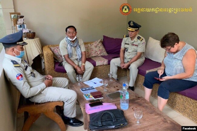 កម្លាំងការិយាល័យគ្រប់គ្រងជនបរទេស នៃស្នងការដ្ឋាននគរបាលខេត្តសៀមរាប ចុះផ្សព្វផ្សាយសេចក្តីណែនាំលេខ ០១៨៣ សជណ.អអ និងផ្សព្វផ្សាយដល់ម្ចាស់លំនៅដ្ឋាន ដើម្បីភ្ជាប់ប្រព័ន្ធគ្រប់គ្រងវត្តមានជនបរទេស (FPCS) ថ្ងៃទី២៨ ខែមេសា ឆ្នាំ២០២០។ (រូបថតដកស្រង់ពីបណ្តាញសង្គមហ្វេសប៊ុករប