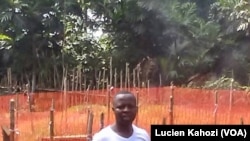 Le père Lucien d'Itipo, atteint du virus Ebola au centre d’isolement, à l’Equateur, RDC, 24 mai 2018. (VOA/Lucien Kahozi)