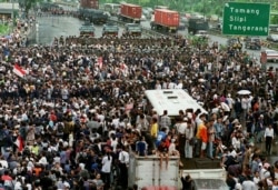 Mobil lapis baja polisi dan pasukan anti huru-hara memblokir sekitar 5.000 mahasiswa yang bergerak dari arah Universitas Trisakti saat mencoba berunjuk rasa di jalan-jalan Ibu Kota Jakarta, 12 Mei 1998. (Foto: dok).