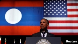 바락 오바마 미국 대통령이 6일 동남아시아국가연합(아세안) 정상회의가 열리는 라오스 수도 비엔티안 국립문화회관에서 연설하고 있다. 