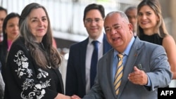 ARCHIVO - El presidente del Consejo Nacional Electoral (CNE) de Venezuela, Elvis Amoroso, le da la mano a la principal asesora del Centro Carter para América Latina y el Caribe, Jennie Lincoln, durante su visita al CNE en Caracas el 16 de abril de 2024.