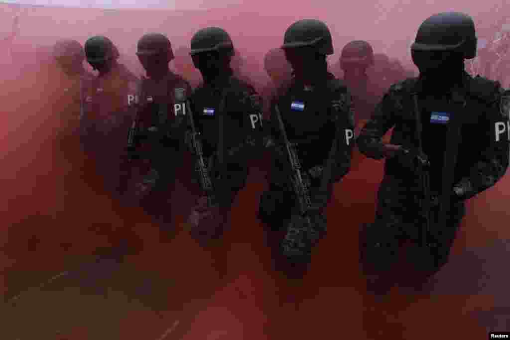 Lực lượng quân cảnh trong một cuộc duyệt binh kỷ niệm ngày quốc khánh ở thủ đô Tegucigalpa, Honduras, ngày 15 tháng 9, 2014.