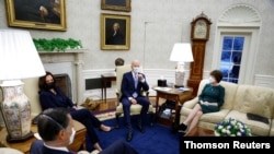 조 바이든(오른쪽 두번째) 미국 대통령이 1일 백악관에서 공화당 상원의원들과 코로나 관련 부양책을 논의하고 있다. 오른쪽부터 수전 콜린스 의원, 바이든 대통령, 카멀라 해리스 부통령, 밋 롬니 의원.