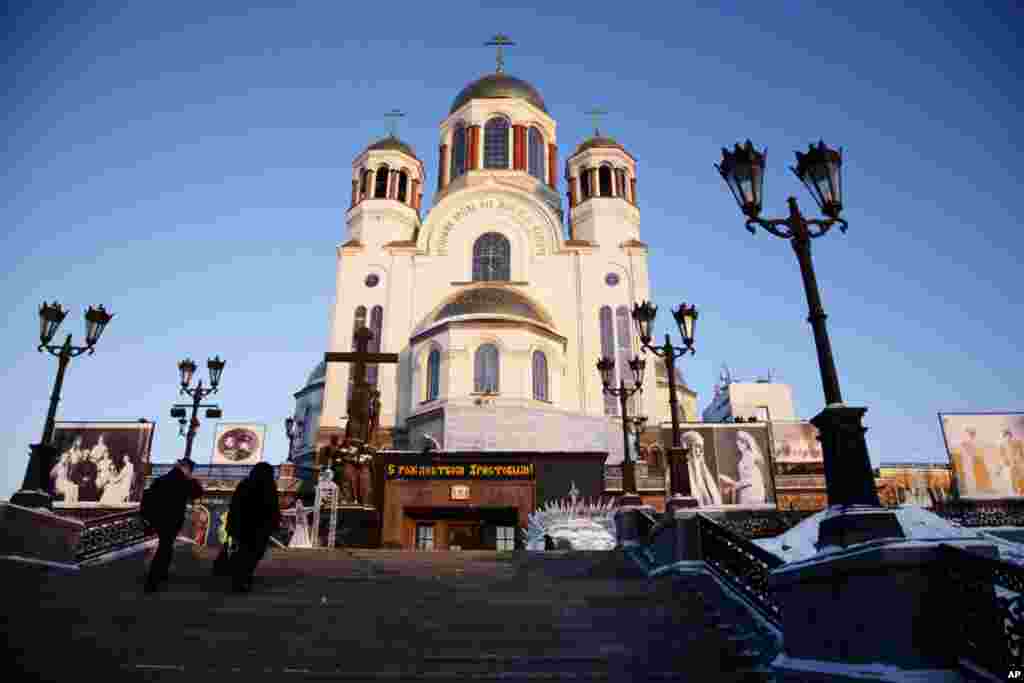 The Church on Blood in Yekaterinburg is built on the exact spot where a Bolshevik firing squad shot and killed Czar Nicholas II and his family in 1918. January 30, 2012. (VOA-Y. Weeks)