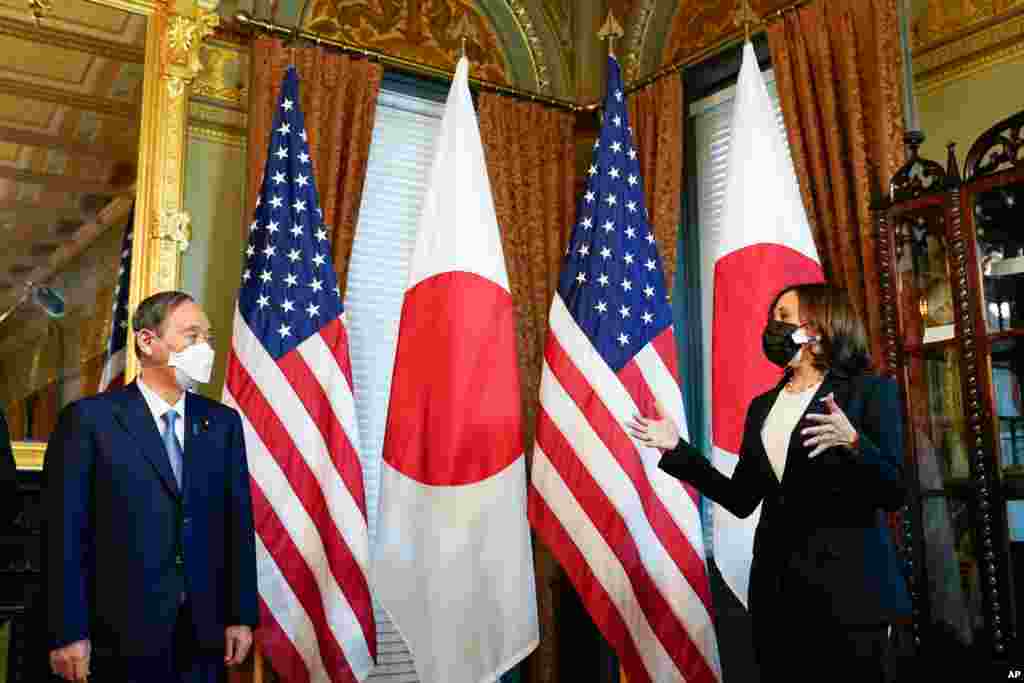 미국 워싱턴을 방문한 스가 요시히데 일본 총리가 조 바이든 대통령과의 회담에 앞서 카멀라 해리스 부대통령과 만나고 있다. 