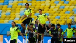 Pemain Timnas Spanyol Javi Martinez (dua dari kiri) dan Fernando Torres (riga dari kiri) berlatih di stadion Maracana, Rio de Janeiro (17/6).