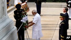 El primer ministro indio, Narendra Modi, colocó una ofrenda floral en la Tumba del Soldado Desconocido, en el Cementerio Nacional de Arlington, Virginia, el lunes, 6 de junio de 2016.