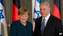 Germany's Chancellor Angela Merkel, left, shakes hands with Israeli Prime Minister Benjamin Netanyahu during their meeting at the Prime minister's residence in Jerusalem, Feb. 24, 2014. 