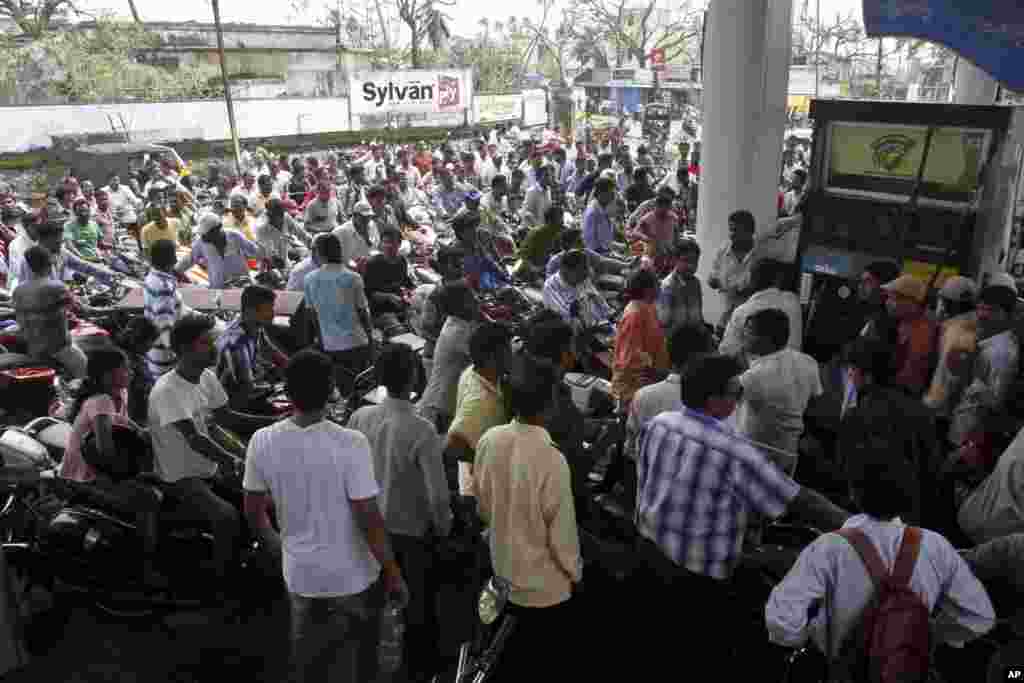 People crowd to buy gas after a fuel station resumed its services in Berhampur in Ganjam district, Orissa state, India, Oct. 14, 2013.