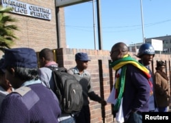 Zimbabwean Pastor Evan Mawarire (2nd R), who organized a 'stay at home' anti-government protest last week, arrives at the Harare Central Police station in Zimbabwe, July 12, 2016.