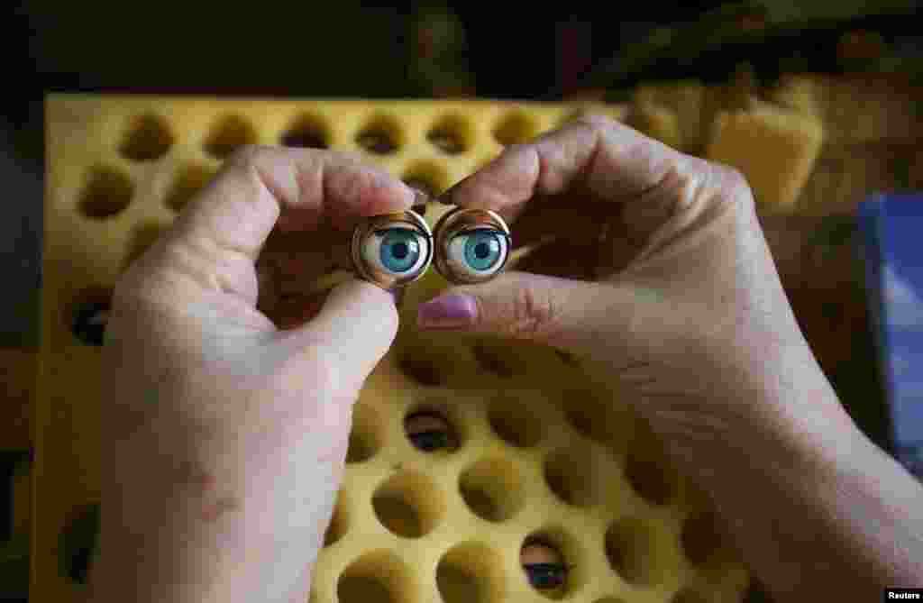 کھلونے میں لگنے والی آنکھوں کی بھی جانچ کی جاتی ہے اور انھیں کھلونے کے سائز کے مطابق فٹ کیا جاتا ہے۔
