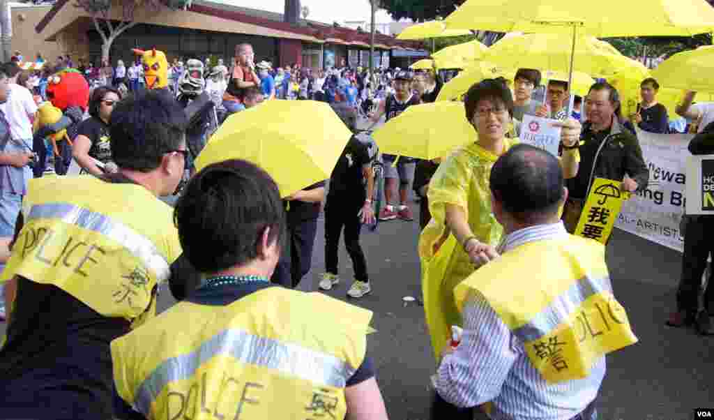 街头表演让学生和警察握手言和（美国之音国符拍摄）