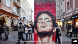 Karya-karya seni eksibisi Art Liberte, eksibisi keliling pertama dalam rangka peringatan 30 tahun runtuhnya tembok Berlin dipamerkan di ruang terbuka Kota Plovdiv, menjelang acara penobatan Plovdiv sebagai Ibu Kota Budaya Eropa, Sabtu, 12 Januari 2019. (Foto: AP).
