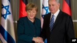 La Chancelière Angela Merkel, à gauche, serra la main au Premier ministre Benjamin Netanyahu à Jerusalem, le 24 février 2014. 