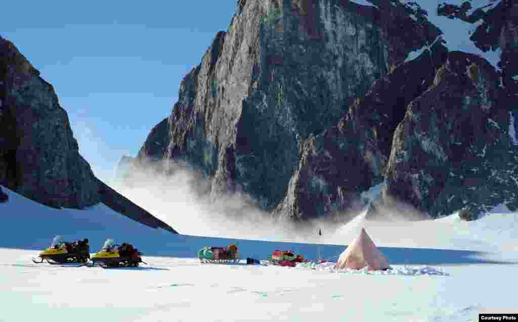 Anggota Survei Antartika Inggris membangun kemah dekat Obelisk di Pulau Alexander, Semenanjung Antartika. (Hamish Pritchard/British Antarctic Survey)