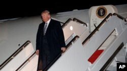 El presidente de Estados Unidos, Donald Trump, desembarca del Air Force One en la base Andrews, en Maryland, al regreso de un mitin de campaña en Elko, Nevada. Octubre 20 de 2018.