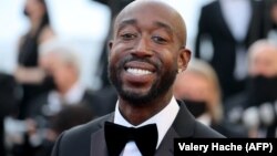 Le rappeur américain Freddie Gibbs sourit en arrivant pour la projection du film "Tre Piani" (Trois étages) à la 74e édition du Festival de Cannes dans le sud de la France, le 11 juillet 2021.