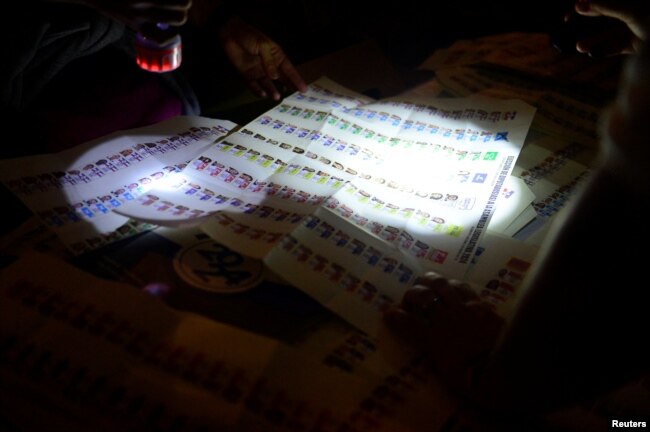 Los trabajadores electorales cuentan las papeletas en una mesa electoral durante las elecciones presidenciales y parlamentarias en San Salvador, el Salvador, 4 de febrero de 2024. REUTERS/Jessica Orellana