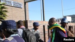 FILE: UMfundisi Evan Mawarire phandle kwe Harare Central Police station in Zimbabwe, July 12, 2016. 
