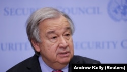 Sekretaris Jenderal PBB Antonio Guterres berbicara kepada awak media di markas PBB di New York, pada 14 Maret 2022. (Foto: Reuters/Andrew Kelly)