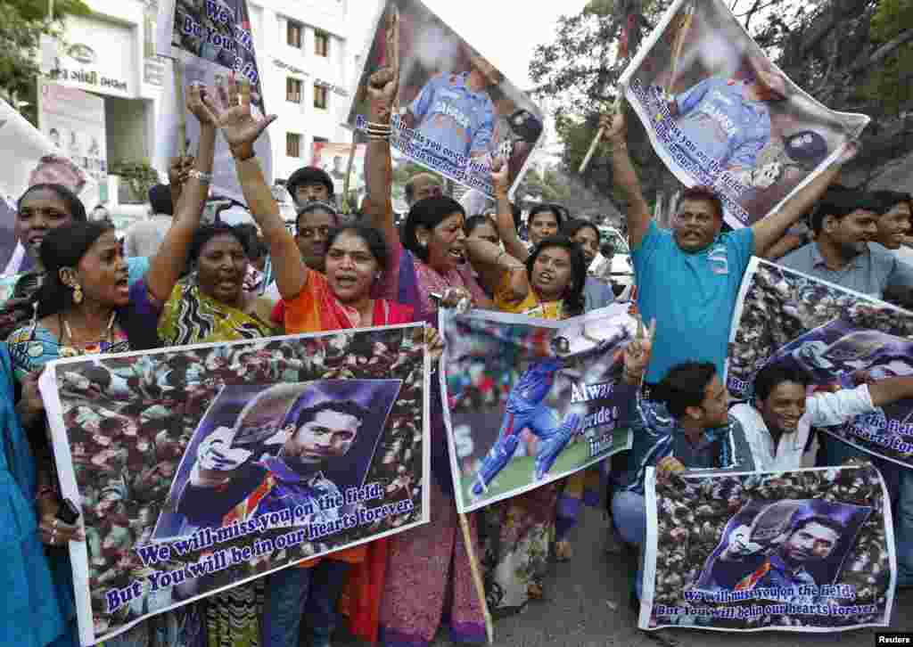 Fans hold posters of Indian cricketer Sachin Tendulkar, Ahmedabad, India, Nov. 15, 2013.&nbsp;