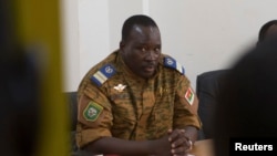 Le lieutenant-colonel Isaac Zida, lors d'une réunion avec des dirigeants de l'opposition à Ouagadougou, capitale du Burkina Faso (Reuters)