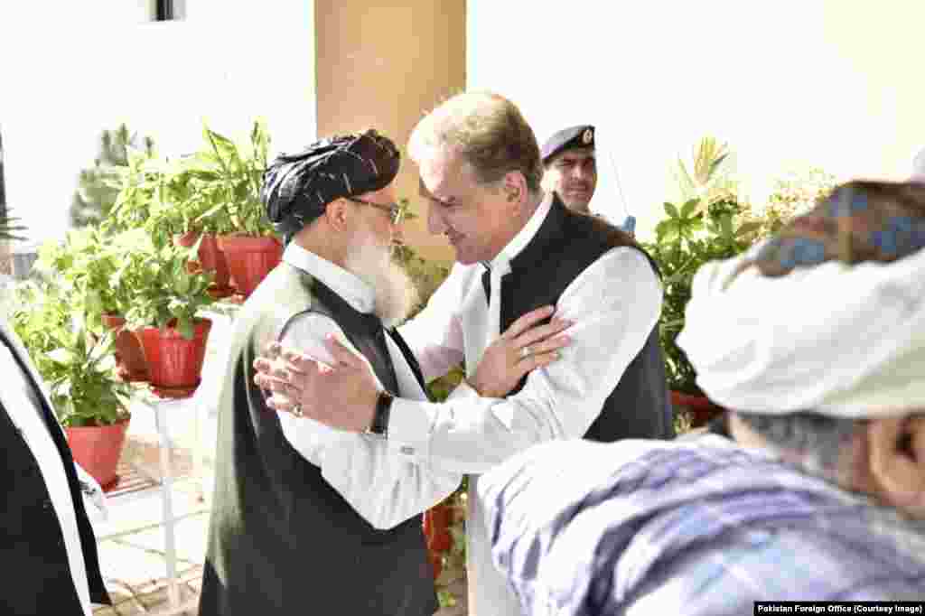  افغان طالبان کا وفد ملا عبدالغنی برادر کی سربراہی میں بدھ کی شب پاکستان پہنچا ہے۔