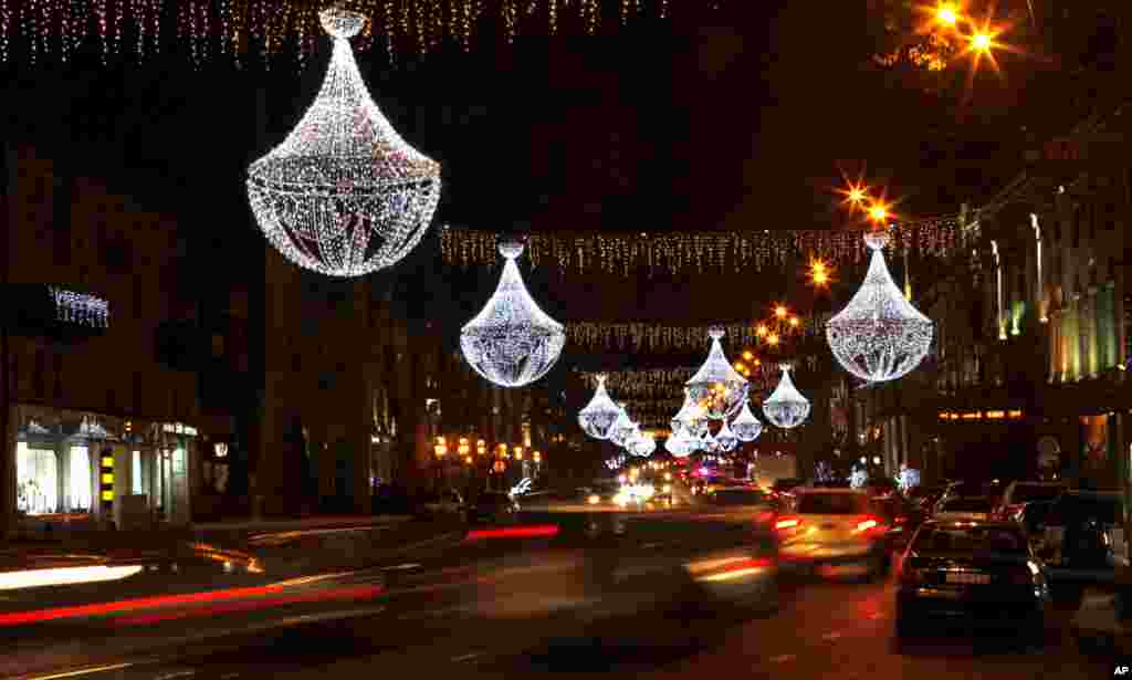 Rustaveli Avenue dihiasi dengan iluminasi untuk perayaan tahun baru di Tbilisi, Georgia (24/12).