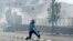 Un Palestinien lance une une pierre lors des affrontements contre les forces de sécurité  israéliennes dans la ville de Bethléem, Cisjordanie, 31 mars 2018.