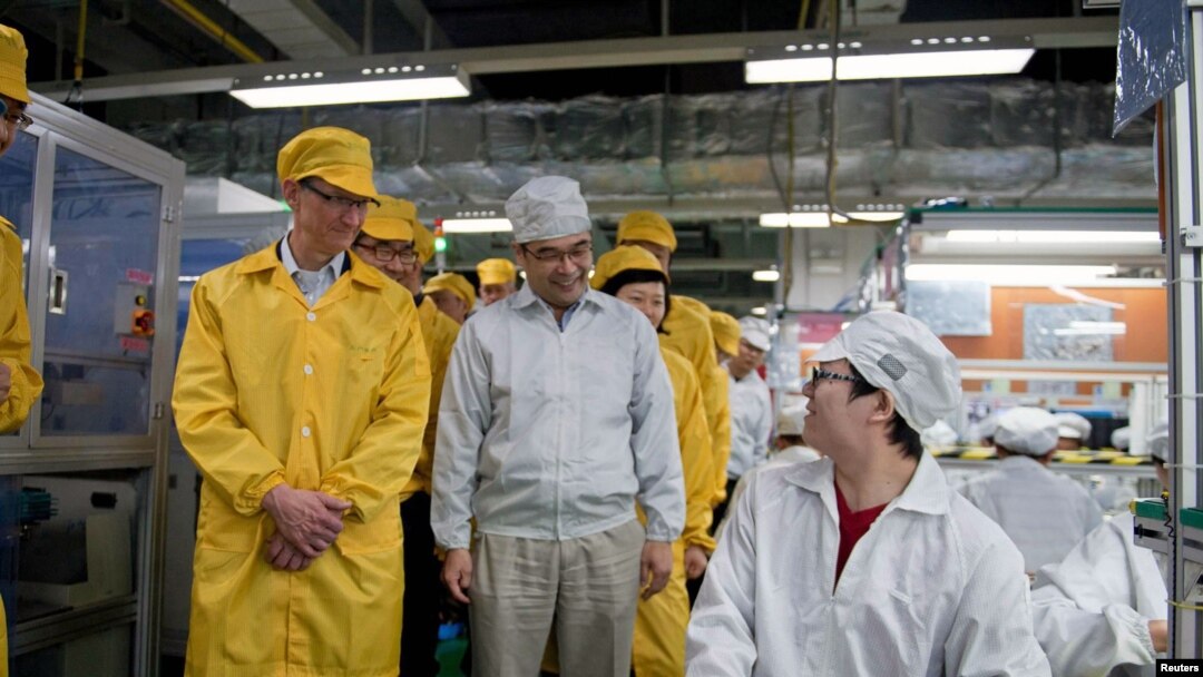 CEO Apple Tim Cook (kiri) dalam kunjungan ke Taman Teknologi Foxconn Zhengzhou di Henan, Tiongkok. (Foto: Handout)