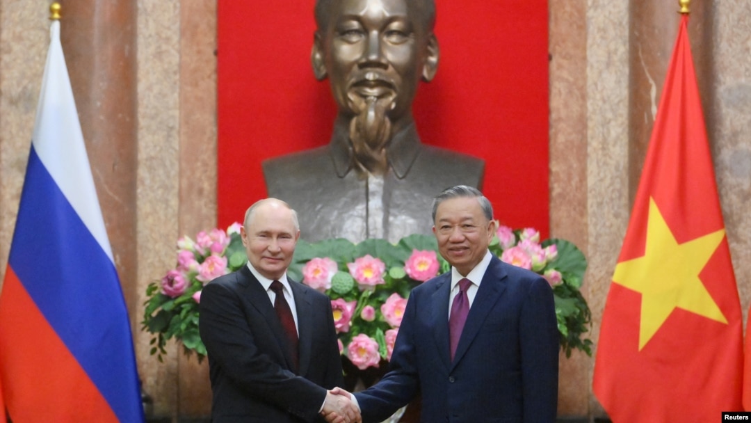 Presiden Rusia Vladimir Putin dan Presiden Vietnam To Lam dalam kunjungan resmi di Istana Kepresidenan Vietnam di Hanoi, 20 Juni 2024. (Sputnik/Kristina Kormilitsyna/Kremlin via REUTERS)