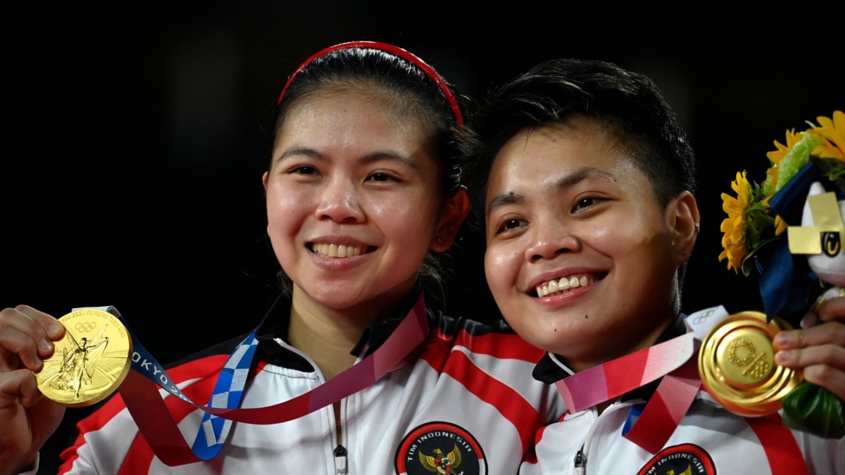 Indonesian Dad Hails Daughter’s Badminton Gold