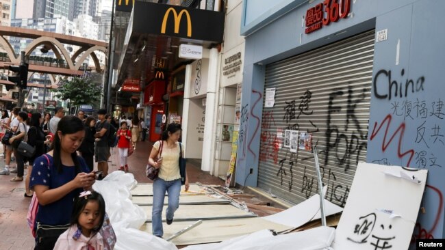 人们从香港铜锣湾被捣毁的商店前走过。（2019年10月8日）