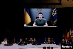 볼로디미르 젤렌스키(화면) 우크라이나 대통령이 29일 스페인 마드리드에서 개막한 북대서양조약기구(NATO·나토) 정상회의에 화상으로 참가하고 있다.
