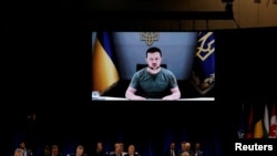 Владимир Зеленский обращается по видеосвязи с участникам мадридского саммита НАТО 