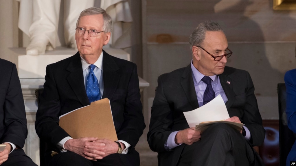 Mitch McConnel, republicano, e Chuck Schumer, democrata